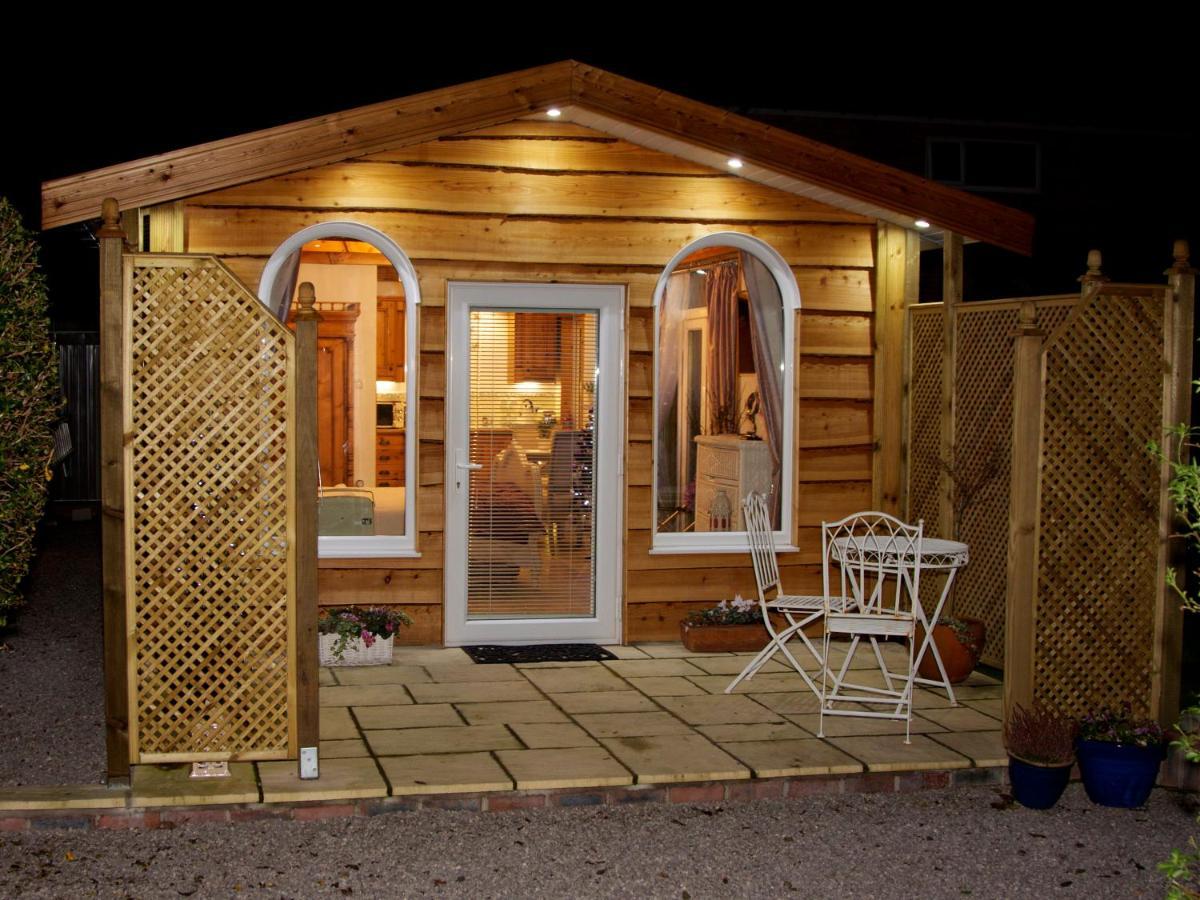 Formby Pinewood Studio Bed & Breakfast Exterior photo