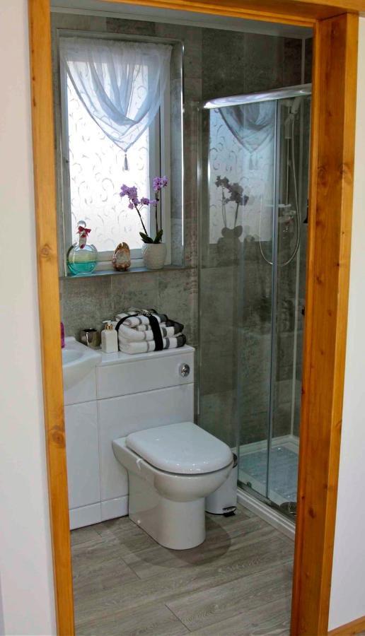 Formby Pinewood Studio Bed & Breakfast Exterior photo